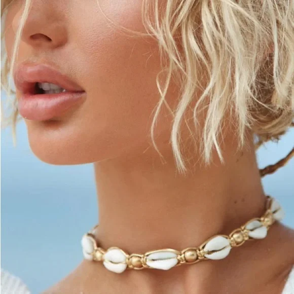 Seashell neckpiece - Picture 2 of 2